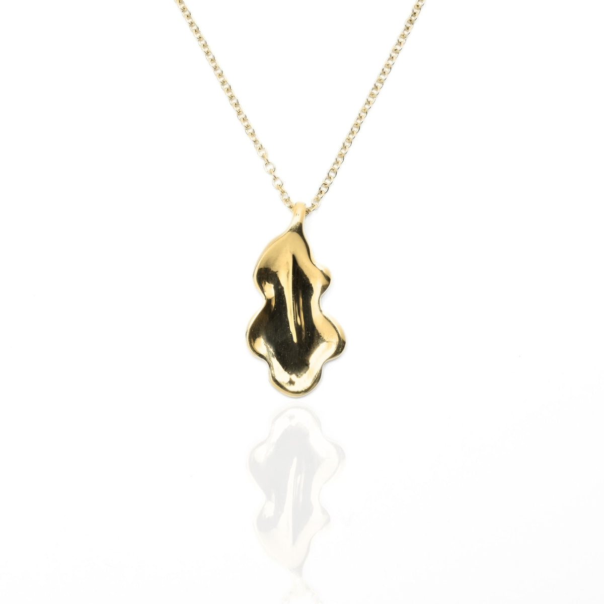 Direct studio front view of the Botanical Oak Leaf Pendant 20mm grande in solid 18k yellow gold, emphasizing the tactile volume and fine jewelry craftsmanship