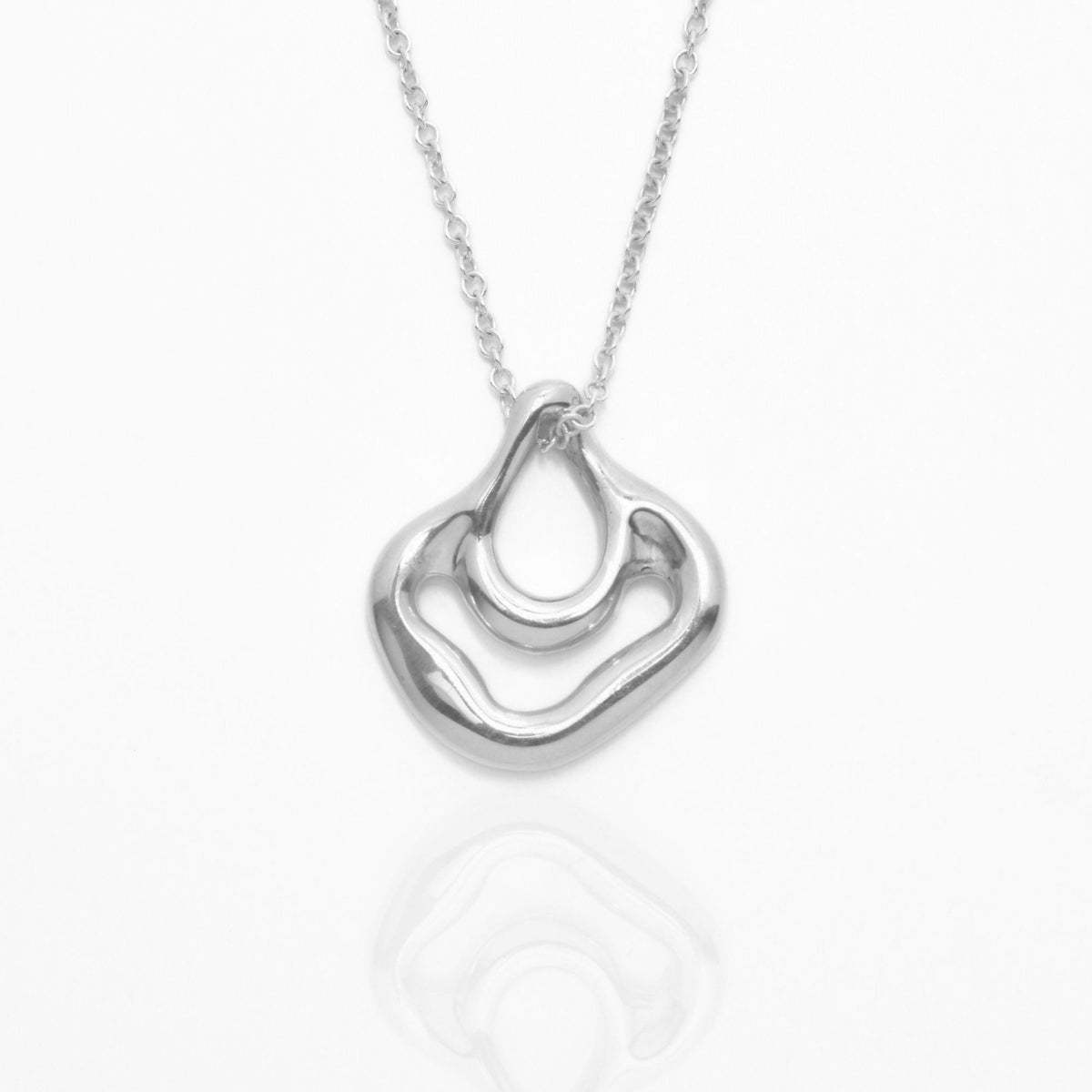 Dynamic studio perspective and mirror reflection of the Pelagic Sea Fan Pendant 21mm moyen in solid sterling silver by Gina Rose Atelier.
